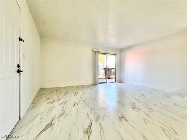 5161 River Glen Dr in Las Vegas, NV - Building Photo - Building Photo