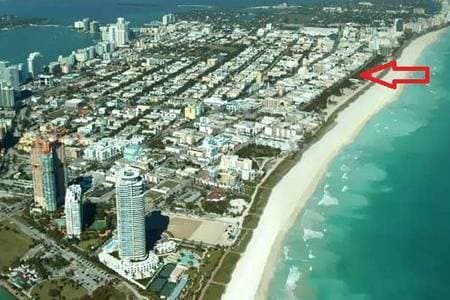 1060 Ocean Dr, Unit 305 in Miami Beach, FL - Building Photo - Building Photo