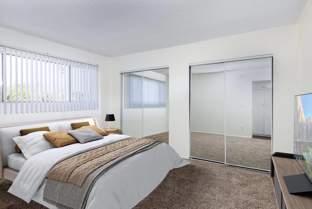 Variel Villa Apartments in Canoga Park, CA - Building Photo