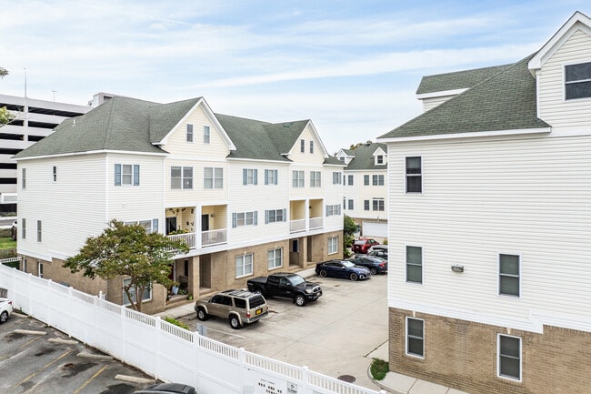 Multifamily Townhomes in Virginia Beach, VA - Building Photo - Building Photo
