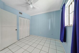 5490 W 21st Ct in Hialeah, FL - Foto de edificio - Building Photo
