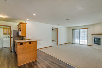 Foxcroft Apartments in New Berlin, WI - Building Photo - Interior Photo