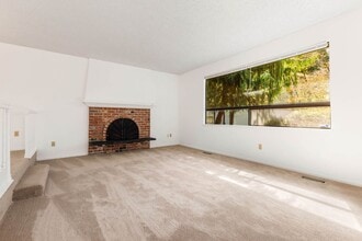 10716 NE 144th Ct in Kirkland, WA - Building Photo - Building Photo