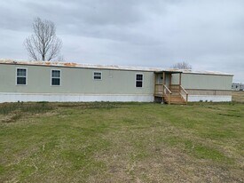 1556 Hinnant Rd in Pikeville, NC - Building Photo