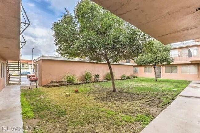 304 Orland St in Las Vegas, NV - Building Photo - Building Photo