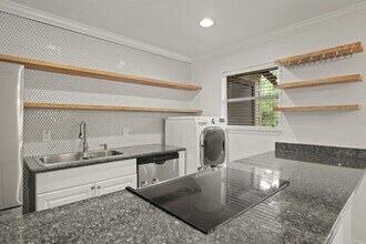 8285 Kingsbrook Rd in Houston, TX - Building Photo - Building Photo