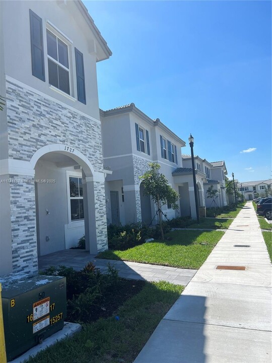 1727 SE 26th Ter in Homestead, FL - Foto de edificio