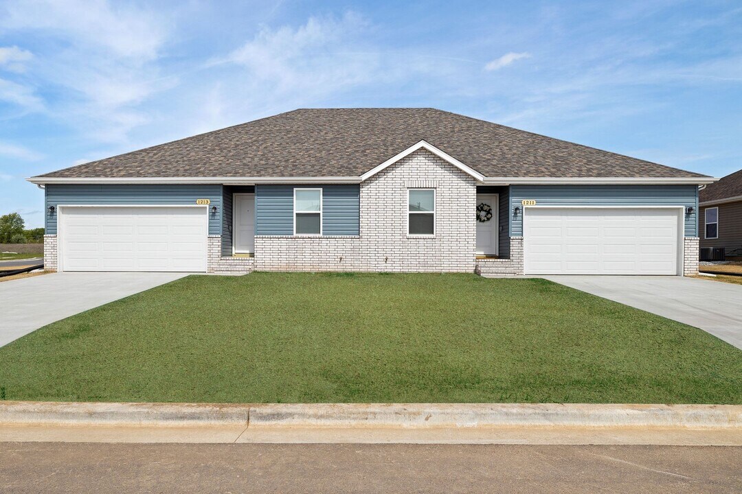 1280 Choctaw Rd in Republic, MO - Building Photo