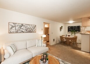 King's Court Apartments in Beaverton, OR - Building Photo - Building Photo