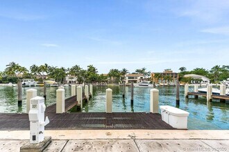 6101 Laguna Dr W in Miami Beach, FL - Foto de edificio - Building Photo