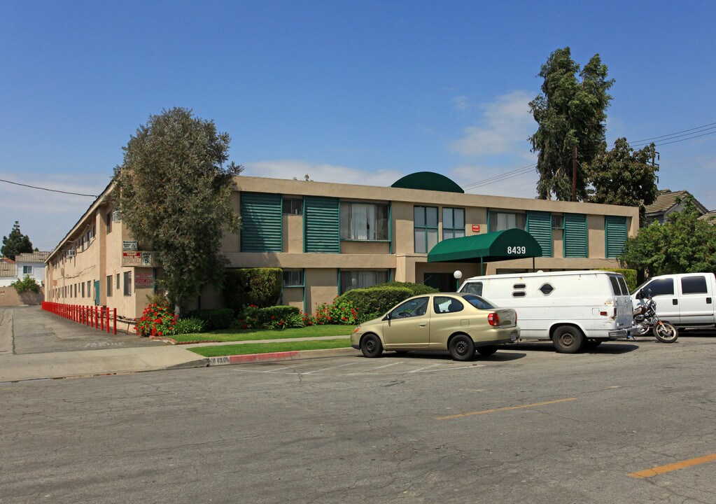 8439 Adams St. in Paramount, CA - Foto de edificio