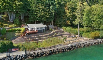 27124 Washington Blvd NE in Kingston, WA - Building Photo