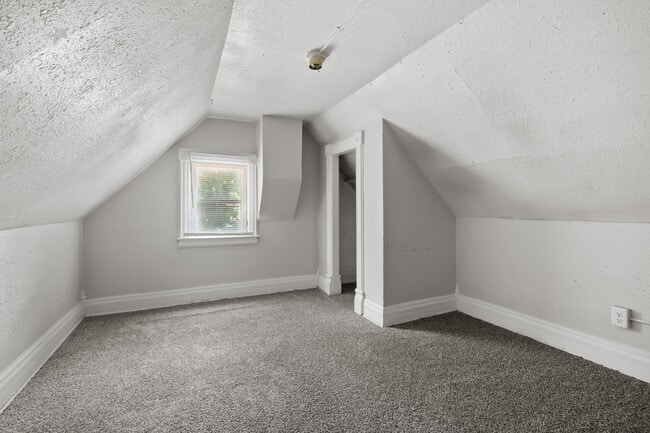 825 Oakland Dr in Kalamazoo, MI - Building Photo - Building Photo