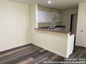 5607 Lakebend W Dr in San Antonio, TX - Building Photo
