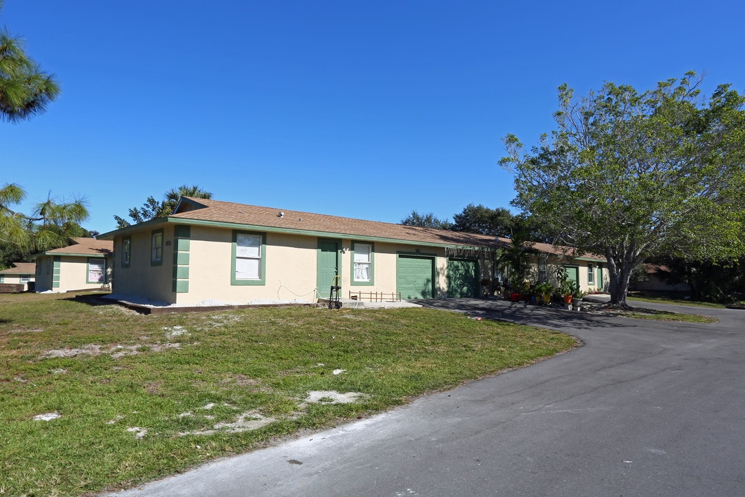 Avalon Apartments in Naples, FL - Building Photo