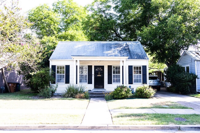 property at 915 E 38th St