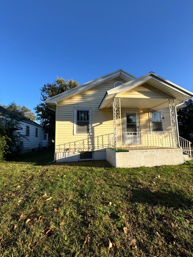 property at 614 W 8th Ave