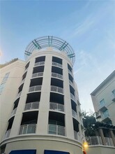 7290 SW 90th St, Unit 302 in Miami, FL - Foto de edificio - Building Photo