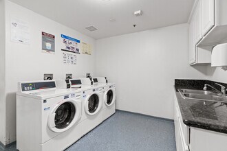 Villa Touran in Winnetka, CA - Foto de edificio - Interior Photo