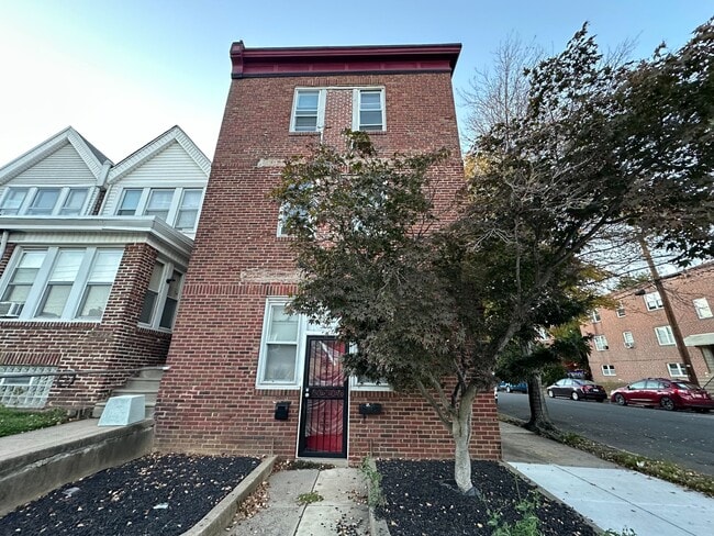 property at 1828 W Eleanor St