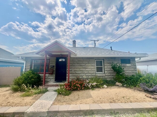 property at 115 E 15th St