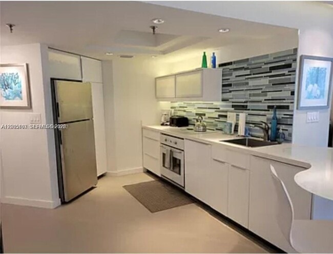 5880 Collins Ave in Miami Beach, FL - Building Photo - Building Photo