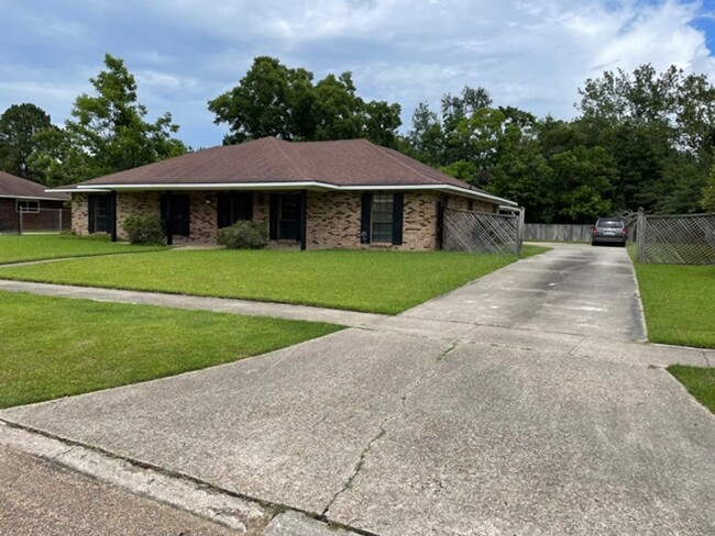 10112 W Brookside Dr in Baton Rouge, LA - Building Photo - Building Photo