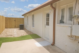 1003 W Martin Luther King Jr Blvd, Unit A in Austin, TX - Building Photo - Building Photo
