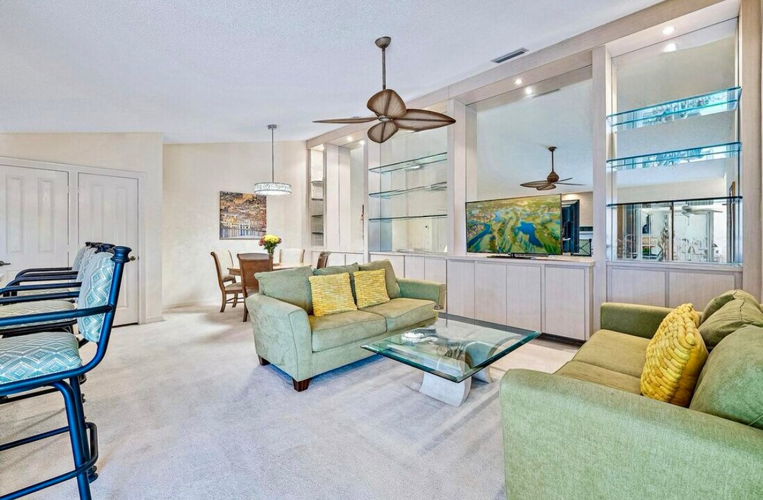 5302 Red Oak Ct in Palm Beach Gardens, FL - Building Photo