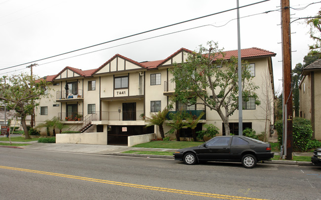 7441 Hazeltine Ave in Van Nuys, CA - Building Photo - Building Photo