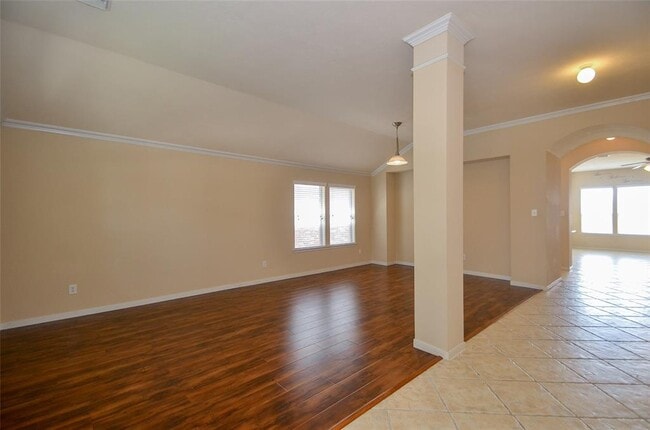 5611 Brookhollow Oaks Trail in Houston, TX - Building Photo - Building Photo