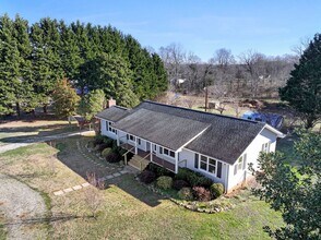 136 Edith Dr in Taylors, SC - Building Photo - Building Photo