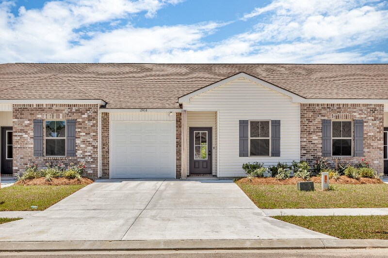 17433 Berkshire Dr in Prairieville, LA - Building Photo