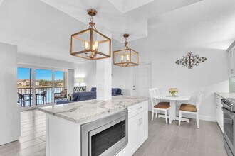 4444 NE Ocean Blvd in Jensen Beach, FL - Building Photo - Building Photo