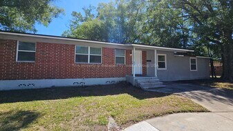 2415 N Canal St in Jacksonville, FL - Building Photo