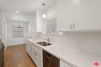 6711 W 87th Pl in Los Angeles, CA - Building Photo - Building Photo