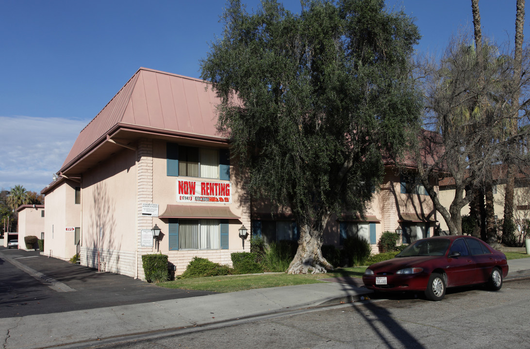 White Oak Apartments in Riverside, CA - Foto de edificio