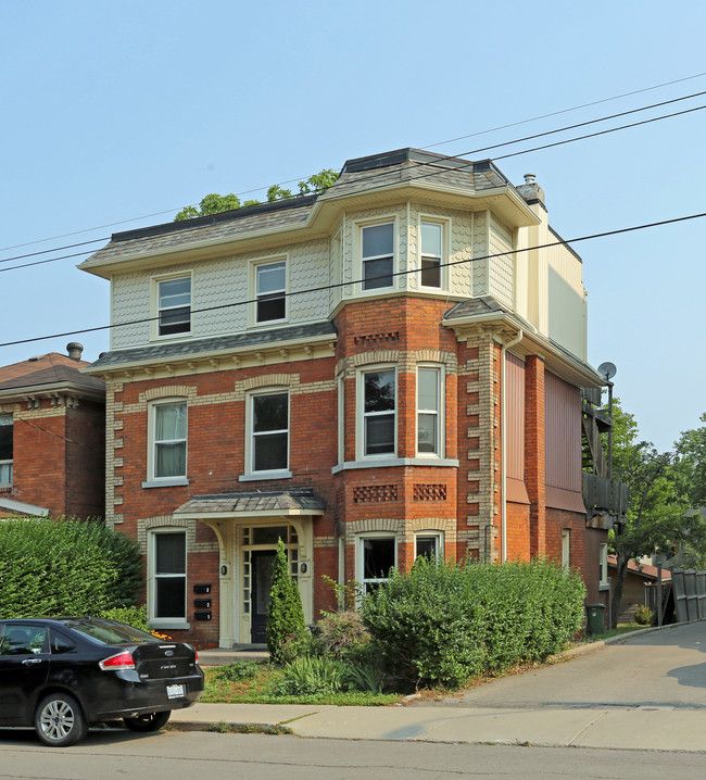 160 Charlton Ave W in Hamilton, ON - Building Photo - Primary Photo