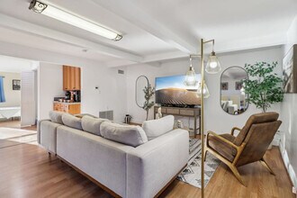 609 Carlsbad St in Spring Valley, CA - Foto de edificio - Building Photo