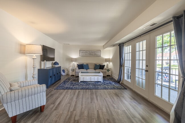 The Brittany Apartments in Pikesville, MD - Foto de edificio - Building Photo