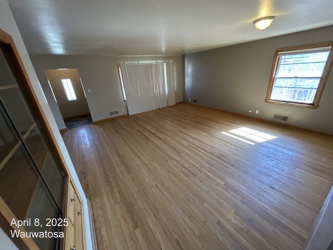 10302 W Sunset Ave in Wauwatosa, WI - Building Photo - Building Photo