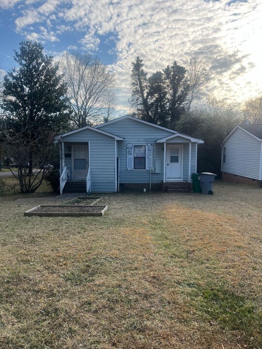 2240 Laburnum Ave in Charlotte, NC - Building Photo