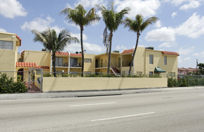 Apartmentos Asturias Court in Miami, FL - Building Photo - Building Photo