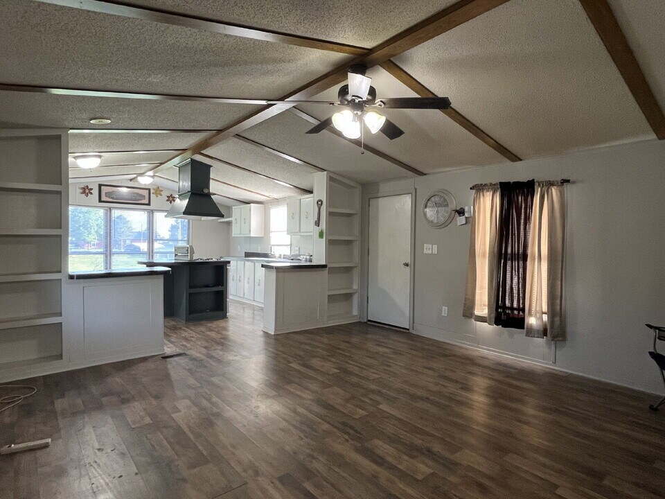 1106 Grant St in Agra, OK - Building Photo