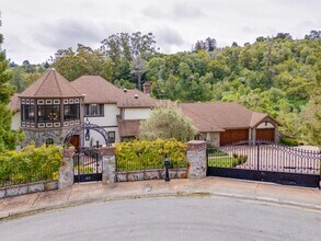 40 Cinnamon Ct in Hillsborough, CA - Foto de edificio - Building Photo