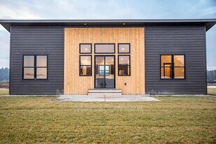 1540 Trumble Creek Rd in Kalispell, MT - Building Photo