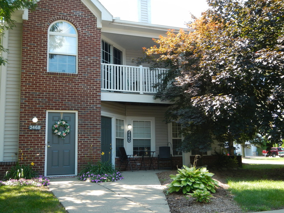 Whispering Lakes Apartments in Shelby Township, MI - Foto de edificio