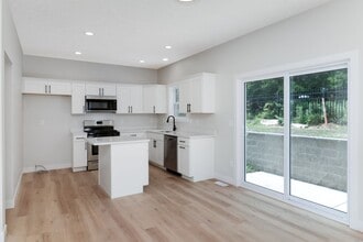 3917 Shasta Dr in Bloomington, IL - Building Photo - Building Photo
