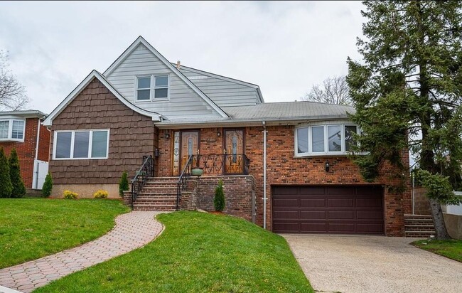 708 Hylan Blvd in Staten Island, NY - Building Photo - Building Photo