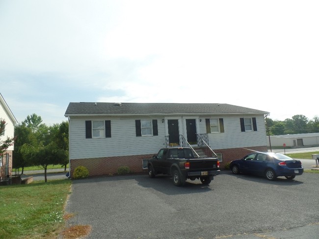 700 Thomas Ln in Martinsburg, WV - Building Photo - Building Photo